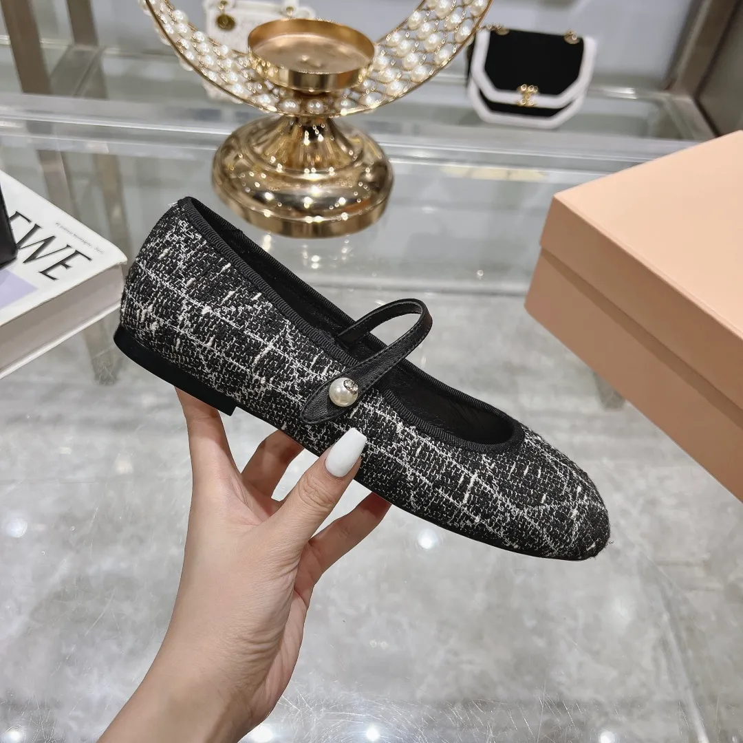 👟👟Ex-factory price 520👟👟 "Exclusive top version" Dior*Dior ✅2024vs spring and summer new series... [Round toe single shoes with small pearls] Original purchase and development! The last details of this shoe are perfectly restored 💐 The upper is made of special material and the inner padding is made of delicate lambskin. You can see the quality by looking at the details in real photos. It is a versatile style for little ladies and a lady. It is a stunning shoe at first glance... I love it. The genuine leather outsole imported from Italy has a five-pointed star logo! 35-39 (34.40 customization is non-refundable) Packaging: Original full set of packaging ☀The color official website is updated simultaneously